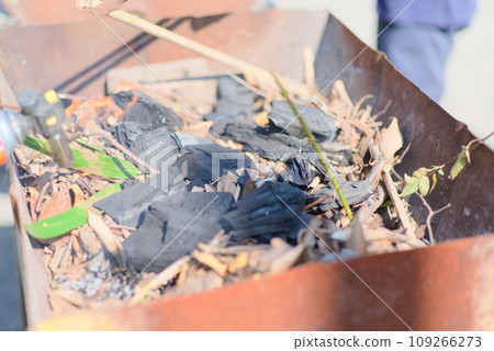 Fallen leaves and charcoal spread on a drum Fallen leaves and charcoal spread on a drum 109266273