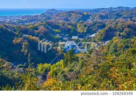 Southwest view from the Kenchoji Katsujoken Observation Deck on the Tenen Hiking Course in Kamakura City in autumn (Kenchoji Temple, Mt. Genji, Sagami Bay, etc.) Southwest view from the Kenchoji Katsujoken Observation Deck on the Tenen Hiking Course in Kamakura City in autumn (Kenchoji Temple, Mt. Genji, Sagami Bay, etc.) 109268399
