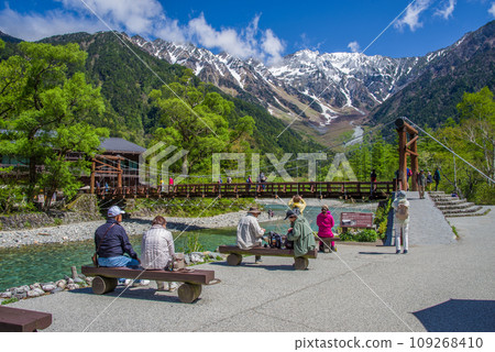 [Spectacular view of fresh greenery! Kamikochi in early summer] Scenes around Kappa Bridge 109268410