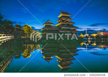 Starry sky and Matsumoto Castle [Autumn] 109268436