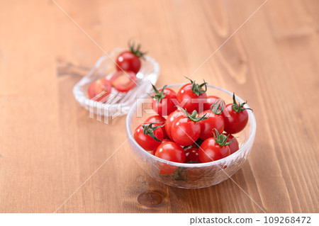 Fresh ripe cherry tomatoes wood grain background 109268472