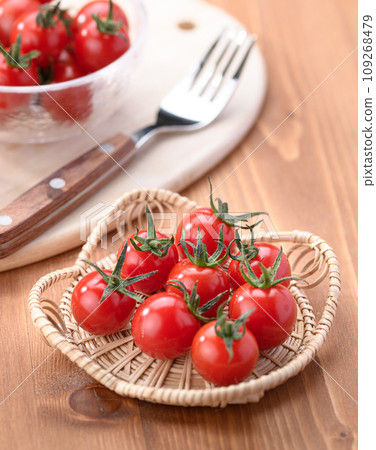 新鮮成熟的櫻桃番茄木紋背景 109268479