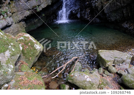 Small waterfall 109268746