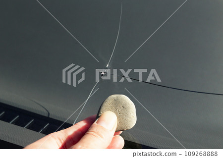 踏腳石對汽車擋風玻璃造成的損壞 109268888