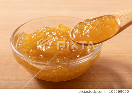 Yuzu and honey jam 109269060