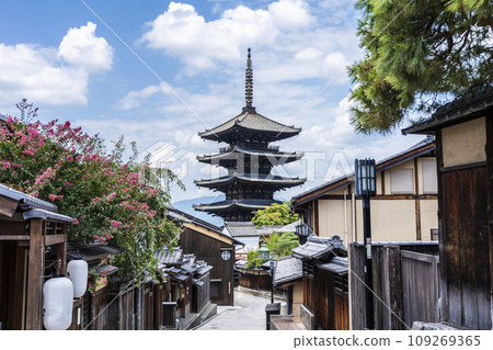 Hokanji Temple (Yasaka Pagoda) and cityscape in summer, Kyoto City, Kyoto Prefecture 109269365