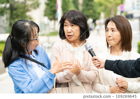 一位女士在街頭接受採訪 一位女士在街頭接受採訪 109269645