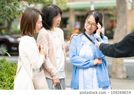 一位女士在街頭接受採訪 一位女士在街頭接受採訪 109269659