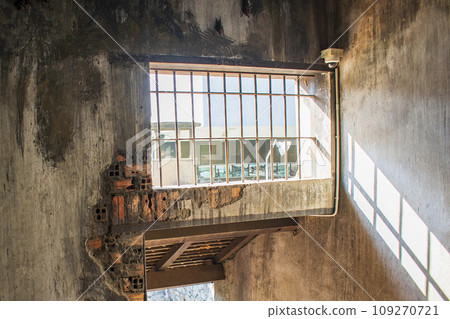 透過一棟老建築的鐵柵窗看到外面的景色 透過一棟老建築的鐵柵窗看到外面的景色 109270721