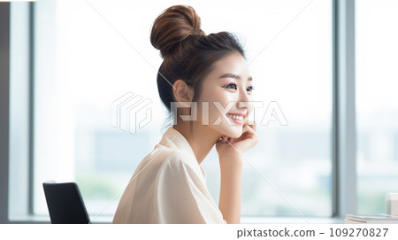 站立在窗口的一個少婦 站立在窗口的一個少婦 109270827