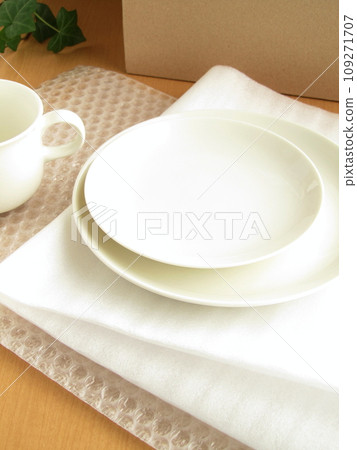 Packing tableware (flea market, mail order, online auction, moving) [close up, no people] 109271707