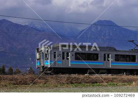大糸線E127系列列車在北阿爾卑斯山美麗的山巒的注視下悠閒地行駛_2023年11月24日拍攝 大糸線E127系列列車在北阿爾卑斯山美麗的山巒的注視下悠閒地行駛_2023年11月24日拍攝 109272469