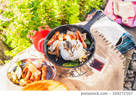 飯糰和香腸在煎鍋裡烤 飯糰和香腸在煎鍋裡烤 109272507