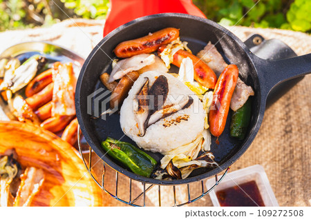 燒烤食物在煎鍋中煮熟 109272508