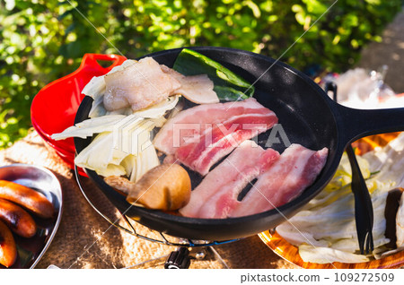 Outdoor cooking in a skillet 109272509