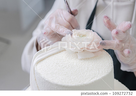 process making white wedding cake 109272732