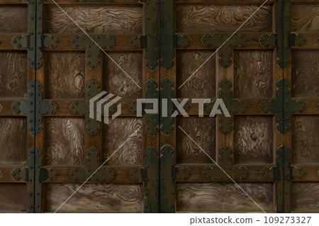 Old wooden door 109273327