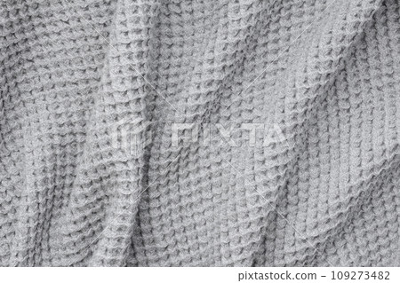 灰色華夫格編織材質毛巾毯，具有垂直垂墜感 109273482