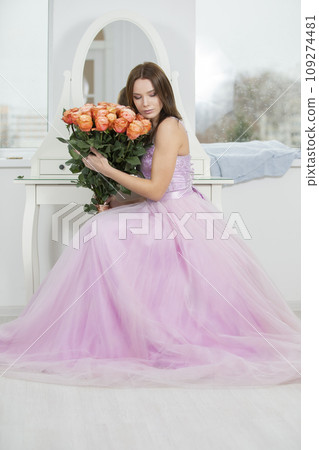 Vertical beautiful girl in growth with flowers 109274481