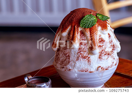Korean Dessert Chocolate Bingsu Ice Snow 109275743