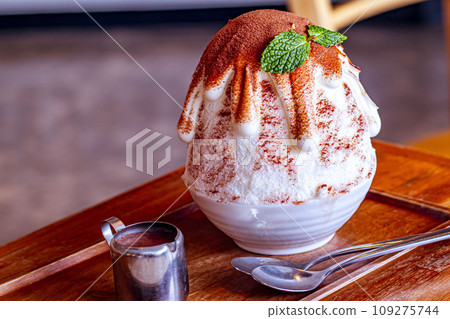 Korean Dessert Chocolate Bingsu Ice Snow 109275744