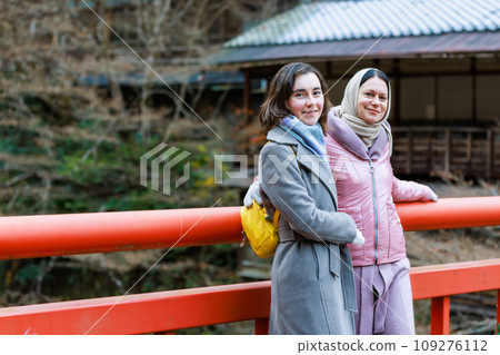 Foreign tourists walking around Kyoto in autumn 109276112