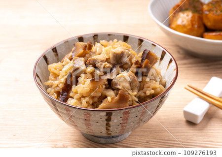 Rice cooked with chicken and dried shiitake mushrooms 109276193