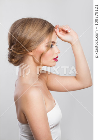 Fashionable young female model portrait. Blonde woman with long wavy hair, makeup and clean skin 109279121