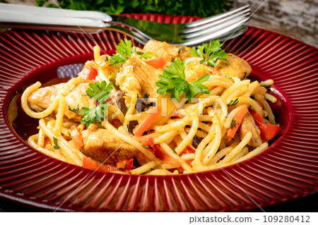 Fried noodles with chicken and vegetables. 109280412