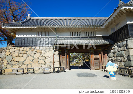 Black gate and blue sky Matsumoto Castle Black gate and blue sky Matsumoto Castle 109280899