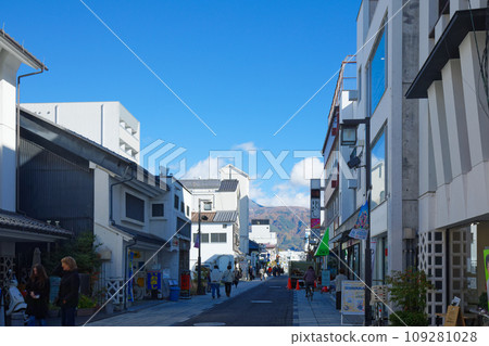 Nakamachi-dori shopping street near Matsumoto Castle townscape Nakamachi-dori shopping street near Matsumoto Castle townscape 109281028