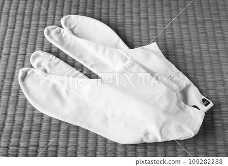 Tabi placed on tatami mats White tabi Yomai Kohaze Tabi placed on tatami mats White tabi Yomai Kohaze 109282288