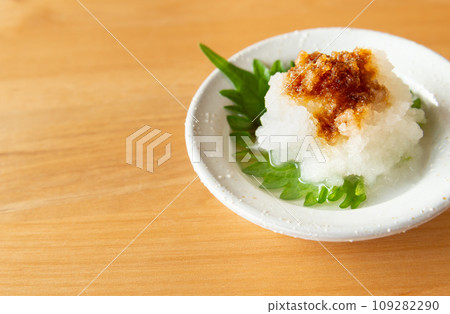 Grated radish and shiso leaves on a small plate 109282290