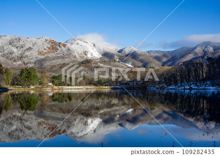 Mountains reflected in Kamo no Yachi Swamp Mountains reflected in Kamo no Yachi Swamp 109282435