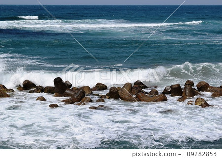 Rough waves of the Sea of Japan and wave-dissipating blocks 109282853