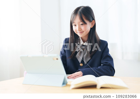 使用平板電腦學習的女孩 109283066