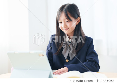 girl learning with tablet 109283068