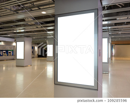 Digital signage installed in the underground mall 109285596