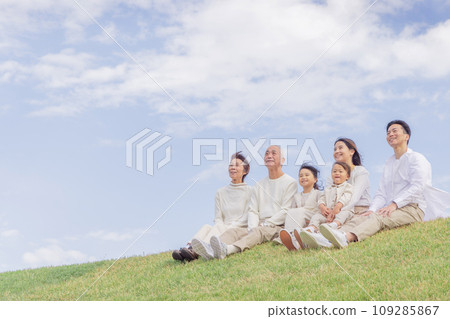 坐在銀行的三代家庭/三代家庭 109285867