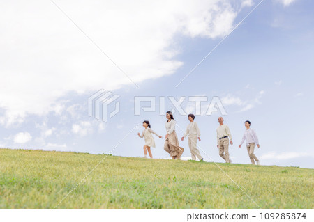 走在堤岸上的三代家庭 / 三代家庭 109285874