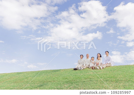 坐在銀行的三代家庭/三代家庭 109285997