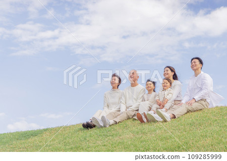 坐在銀行的三代家庭/三代家庭 109285999