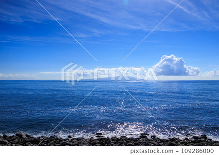 從伊豆急行線的車窗看到的美麗的大海和伊豆群島的影子。靜岡縣伊豆半島。拍攝於 2023 年 9 月 2 日。 109286000