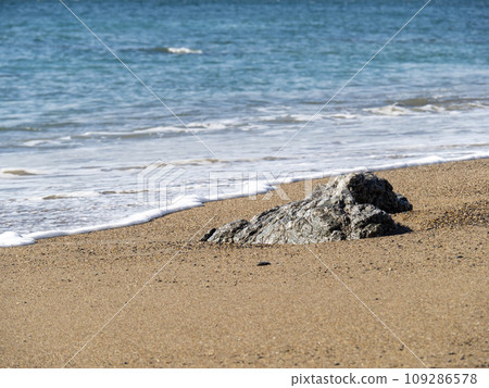 Rocks on the shore of a sandy beach. Koijigahama (Tawara City, Aichi Prefecture). Rocks on the shore of a sandy beach. Koijigahama (Tawara City, Aichi Prefecture). 109286578
