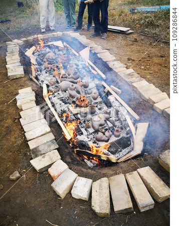 Open firing of ceramics Open firing of ceramics 109286844