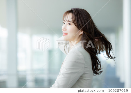 Office business woman 109287019