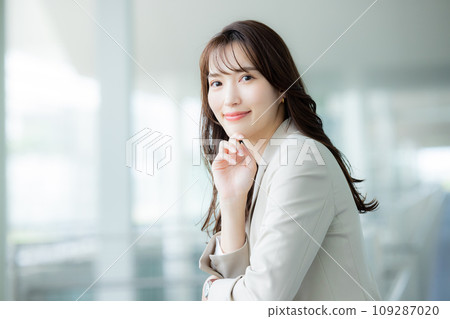 Office business woman 109287020