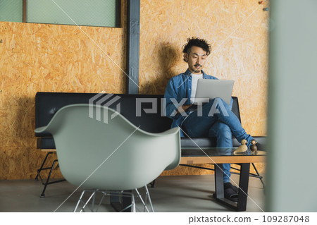 A man working in a shared office 109287048
