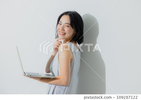 A woman looking at a computer 109287122