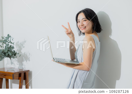 看電腦的女人 看電腦的女人 109287126